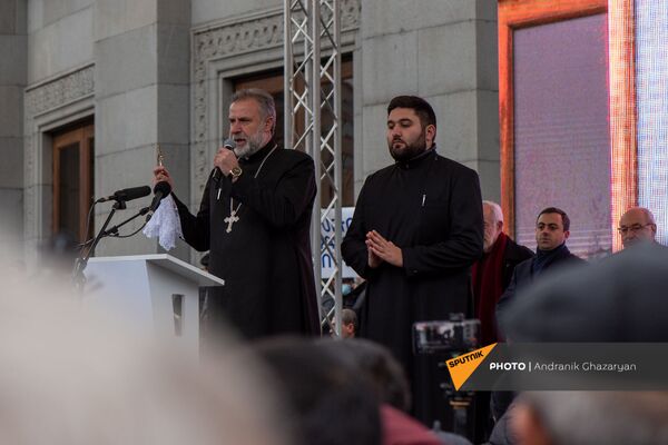 «Գիտե՞ք` երբվանից սկսեցինք պարտվել». Տեր Հովհաննեսը ելույթ ունեցավ Ազատության հրապարակում «Գիտե՞ք` երբվանից սկսեցինք պարտվել». Տեր Հովհաննեսը ելույթ ունեցավ Ազատության հրապարակում - Sputnik Արմենիա