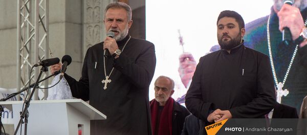Настоятель монастыря Дадиванк иерей Ованнес Ованнисян на митинге с требованием отставки премьер-министра (5 декабря 2020). Еревaн Настоятель монастыря Дадиванк иерей Ованнес Ованнисян на митинге с требованием отставки премьер-министра (5 декабря 2020). Еревaн - Sputnik Արմենիա