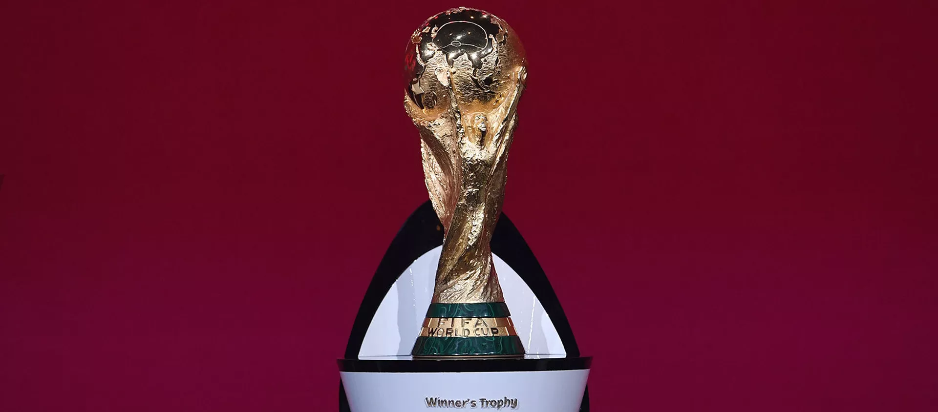 Кубок Чемпионата мира по футболу, выставленный на сцене перед предварительной жеребьевкой ЧМ 2022 года (7 декабря 2020). Цюрих - Sputnik Армения, 1920, 07.12.2020