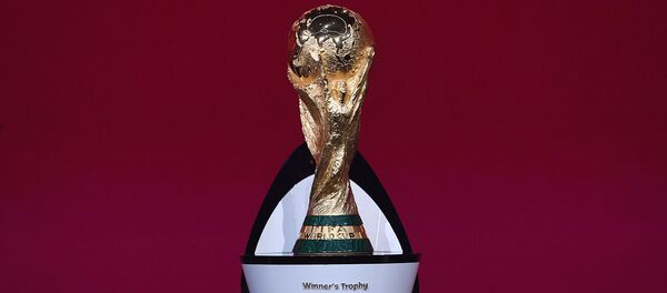 Кубок Чемпионата мира по футболу, выставленный на сцене перед предварительной жеребьевкой ЧМ 2022 года (7 декабря 2020). Цюрих - Sputnik Армения