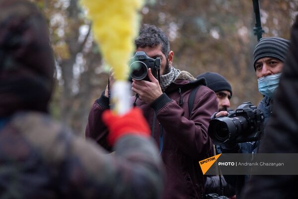 Հանրահավաքի մասնակիցները երթով շարժվում են դեպի կառավարական ամառանոց Հանրահավաքի մասնակիցները երթով շարժվում են դեպի կառավարական ամառանոց - Sputnik Արմենիա