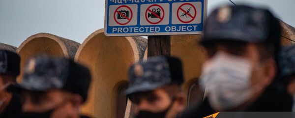 Предупредительная табличка рядом с входом на территорию правительственных дач - Sputnik Армения