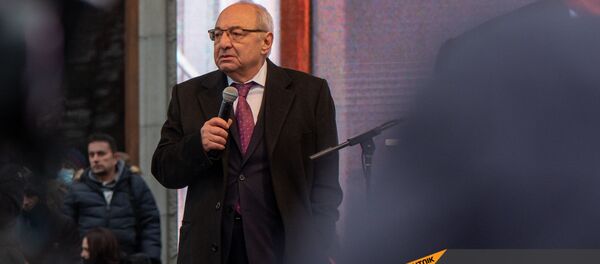 Выступление единого оппозиционного кандидата в премьер-министры Вазгена Манукяна во время митинга оппозиции с требованием отставки премьер-министра (5 декабря 2020). Еревaн - Sputnik Արմենիա