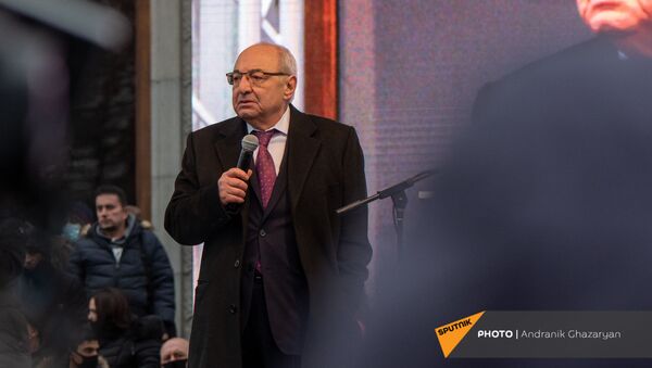 Выступление единого оппозиционного кандидата в премьер-министры Вазгена Манукяна во время митинга оппозиции с требованием отставки премьер-министра (5 декабря 2020). Еревaн - Sputnik Արմենիա