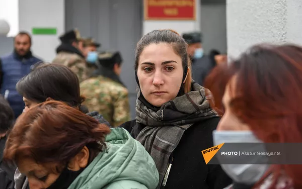 Сирануш Алексанян на акции протеста родственников пропавших без вести военнослужащих перед воинской частью (8 декабря 2020). Эчмиадзин Сирануш Алексанян на акции протеста родственников пропавших без вести военнослужащих перед воинской частью (8 декабря 2020). Эчмиадзин - Sputnik Армения