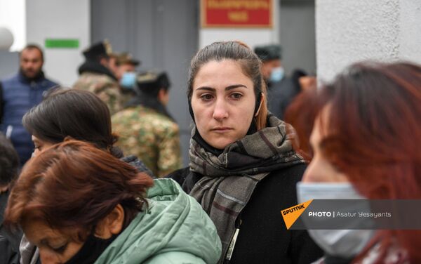 Сирануш Алексанян на акции протеста родственников пропавших без вести военнослужащих перед воинской частью (8 декабря 2020). Эчмиадзин - Sputnik Армения