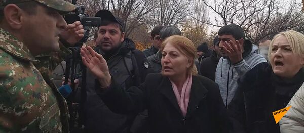 Անհետ կորած զինվորների ծնողներն այսօր առավոտից դարձյալ Էջմիածնի զորամասի մոտ են Անհետ կորած զինվորների ծնողներն այսօր առավոտից դարձյալ Էջմիածնի զորամասի մոտ են - Sputnik Արմենիա