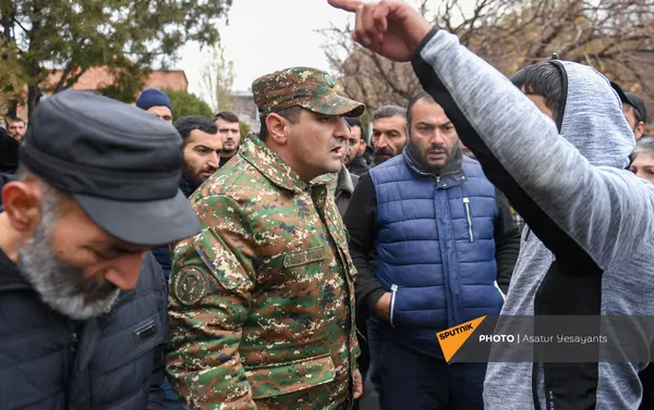 Акция протеста родственников пропавших без вести военнослужащих перед воинской частью (8 декабря 2020). Эчмиадзин Акция протеста родственников пропавших без вести военнослужащих перед воинской частью (8 декабря 2020). Эчмиадзин - Sputnik Армения