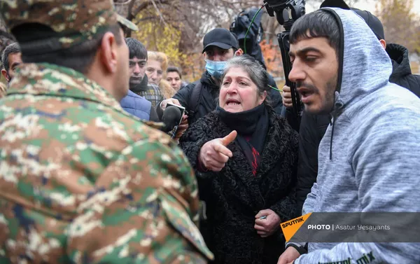 Акция протеста родственников пропавших без вести военнослужащих перед воинской частью (8 декабря 2020). Эчмиадзин Акция протеста родственников пропавших без вести военнослужащих перед воинской частью (8 декабря 2020). Эчмиадзин - Sputnik Армения
