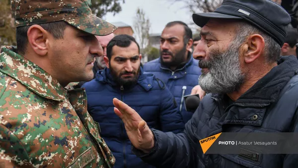 Акция протеста родственников пропавших без вести военнослужащих перед воинской частью (8 декабря 2020). Эчмиадзин - Sputnik Армения