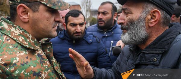 Акция протеста родственников пропавших без вести военнослужащих перед воинской частью (8 декабря 2020). Эчмиадзин Акция протеста родственников пропавших без вести военнослужащих перед воинской частью (8 декабря 2020). Эчмиадзин - Sputnik Армения