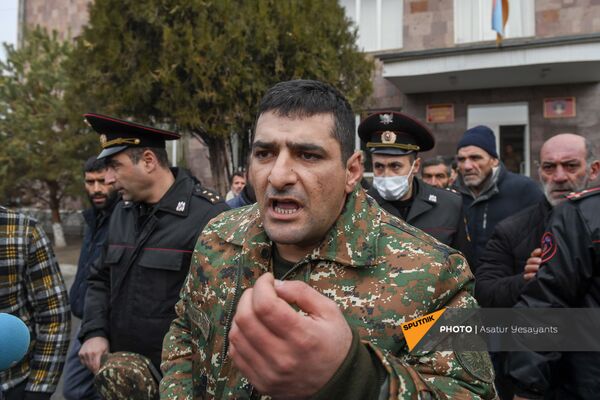 «Թող մեր երեխեքին հետ բերեն». անհետ կորած զինվորների ծնողներն Էջմիածնի զորամասի մոտ են «Թող մեր երեխեքին հետ բերեն». անհետ կորած զինվորների ծնողներն Էջմիածնի զորամասի մոտ են - Sputnik Արմենիա