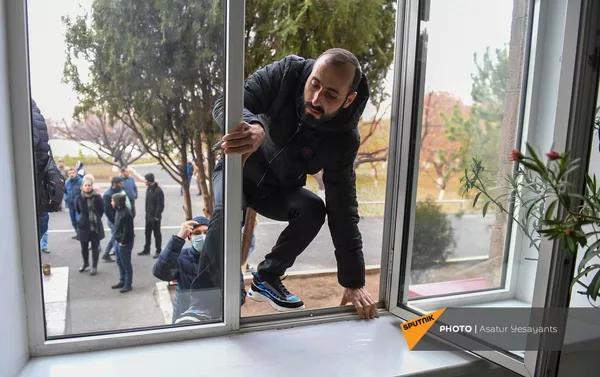 Акция протеста родственников пропавших без вести военнослужащих перед воинской частью (8 декабря 2020). Эчмиадзин Акция протеста родственников пропавших без вести военнослужащих перед воинской частью (8 декабря 2020). Эчмиадзин - Sputnik Армения