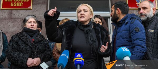 Акция протеста родственников пропавших без вести военнослужащих перед воинской частью (8 декабря 2020). Эчмиадзин - Sputnik Армения