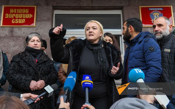 Акция протеста родственников пропавших без вести военнослужащих перед воинской частью (8 декабря 2020). Эчмиадзин - Sputnik Армения