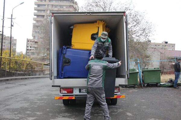 В Ереване начали устанавливать сортировочные контейнеры для мусора - Sputnik Армения
