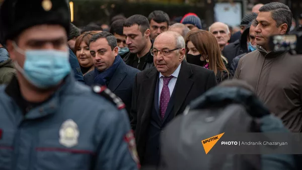Единый оппозиционный кандидат в премьер-министры Вазген Манукян и представители оппозиционных партий во время шествия с требованием отставки премьер-министра (5 декабря 2020). Еревaн