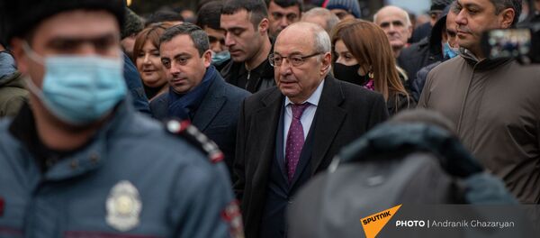 Единый оппозиционный кандидат в премьер-министры Вазген Манукян и представители оппозиционных партий во время шествия с требованием отставки премьер-министра (5 декабря 2020). Еревaн Единый оппозиционный кандидат в премьер-министры Вазген Манукян и представители оппозиционных партий во время шествия с требованием отставки премьер-министра (5 декабря 2020). Еревaн - Sputnik Արմենիա