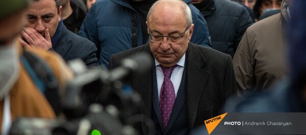 Единый оппозиционный кандидат в премьер-министры Вазген Манукян и представители оппозиционных партий во время шествия с требованием отставки премьер-министра (5 декабря 2020). Еревaн - Sputnik Армения