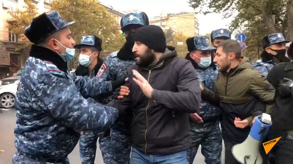 Демонстранты пытаются перекрыть улицы в Ереване – полиция их разгоняет - Sputnik Армения