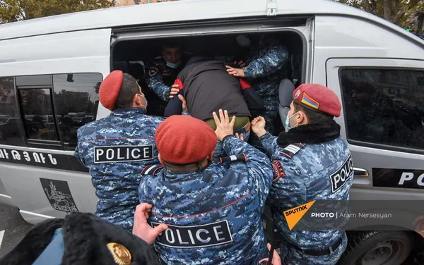 Полиция задерживает активистов, перекрывших движение центральных улиц столицы (8 декабря 2020). Еревaн Полиция задерживает активистов, перекрывших движение центральных улиц столицы (8 декабря 2020). Еревaн - Sputnik Армения
