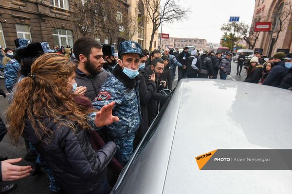 Ոստիկանները բերման են ենթարկում բողոքի ակցիայի մասնակիցներին - Sputnik Արմենիա
