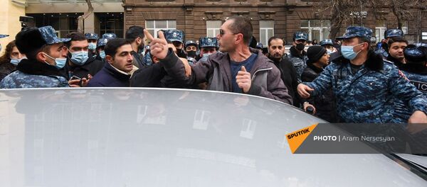 Полиция задерживает активистов, перекрывших движение центральных улиц столицы (8 декабря 2020). Еревaн Полиция задерживает активистов, перекрывших движение центральных улиц столицы (8 декабря 2020). Еревaн - Sputnik Արմենիա