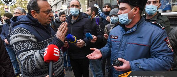 Полиция задерживает активистов, перекрывших движение центральных улиц столицы (8 декабря 2020). Еревaн - Sputnik Армения