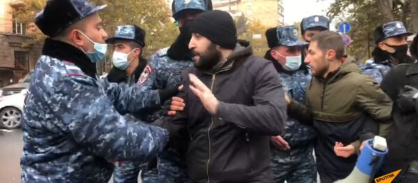 Նիկոլ Փաշինյանի հրաժարականը պահանջողները փորձում են փակել Երևանի փողոցները Նիկոլ Փաշինյանի հրաժարականը պահանջողները փորձում են փակել Երևանի փողոցները - Sputnik Արմենիա