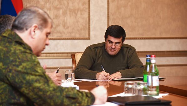 Президент Карабаха Араик Арутюнян провел рабочее совещание с участием руководителей силовых структур и секретарем Совета безопасности (8 декабря 2020). Степанакерт - Sputnik Армения
