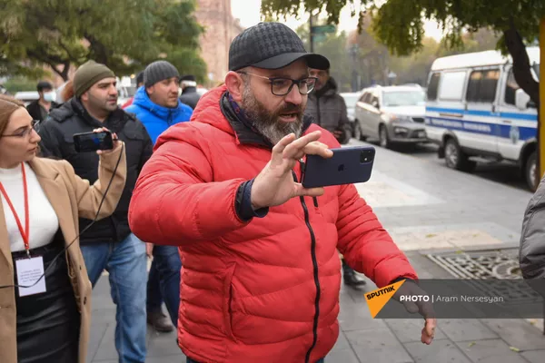 У активистов сегодня был особый посыл для армянской полиции: протестная хроника дня У активистов сегодня был особый посыл для армянской полиции: протестная хроника дня - Sputnik Армения