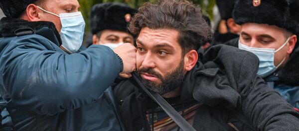 Полиция задерживает активистов, перекрывших движение центральных улиц столицы (8 декабря 2020). Еревaн Полиция задерживает активистов, перекрывших движение центральных улиц столицы (8 декабря 2020). Еревaн - Sputnik Արմենիա