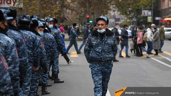 Полиция задерживает активистов, перекрывших движение центральных улиц столицы (8 декабря 2020). Еревaн - Sputnik Արմենիա