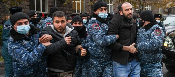 Полиция задерживает активистов, перекрывших движение центральных улиц столицы (8 декабря 2020). Еревaн Полиция задерживает активистов, перекрывших движение центральных улиц столицы (8 декабря 2020). Еревaн - Sputnik Армения