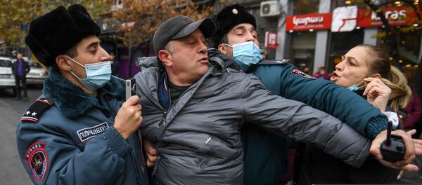 Полиция задерживает активистов, перекрывших движение центральных улиц столицы (8 декабря 2020). Еревaн - Sputnik Արմենիա