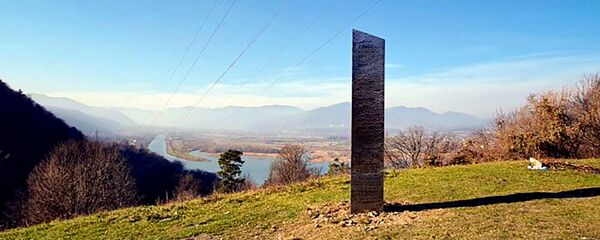 Металлическая конструкция торчит из земли на холме Батка-Доамней, недалеко от Пятра-Нямта (27 ноября 2020). Румыния - Sputnik Արմենիա