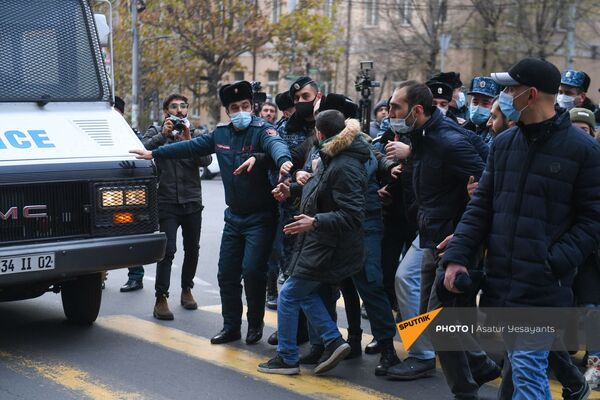 Ոստիկանները փորձում են բացել փակված փողոցները - Sputnik Արմենիա
