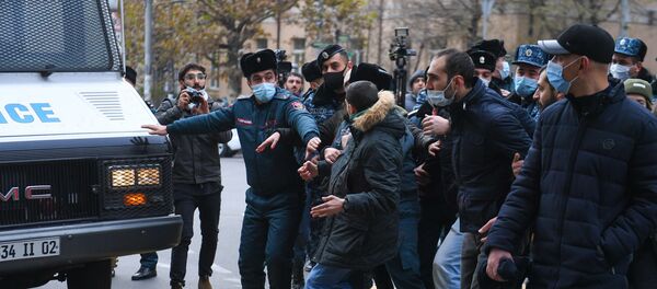 Полиция задерживает активистов, перекрывших движение центральных улиц столицы (8 декабря 2020). Еревaн - Sputnik Армения