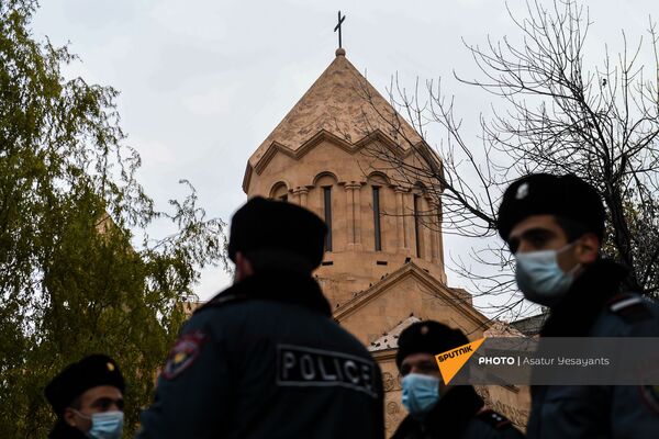 Ոստիկանները հսկում են անհնազանդության ակցիաները Երևանում - Sputnik Արմենիա