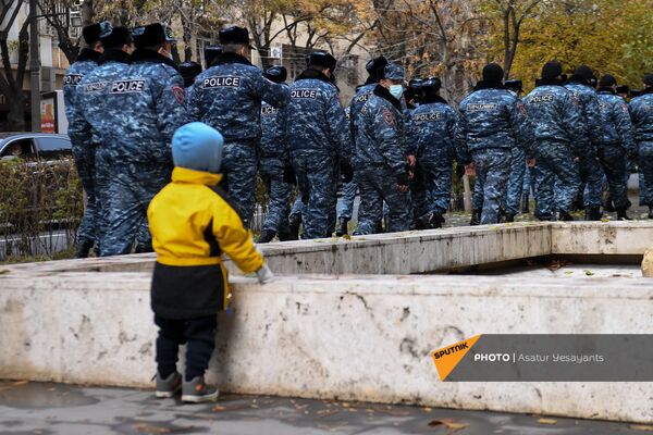 Ոստիկանները հսկում են անհնազանդության ակցիաները Երևանում - Sputnik Արմենիա