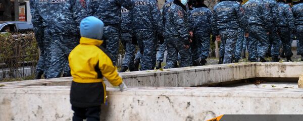 Полиция задерживает активистов, перекрывших движение центральных улиц столицы (8 декабря 2020). Еревaн - Sputnik Արմենիա