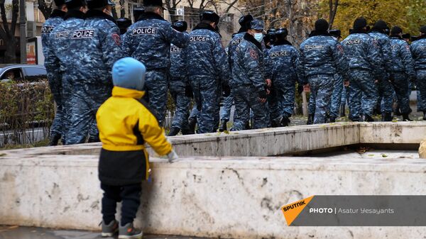 Полиция задерживает активистов, перекрывших движение центральных улиц столицы (8 декабря 2020). Еревaн - Sputnik Արմենիա