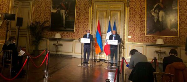 Министр иностранных дел РА Ара Айвазян на совместной пресс-конференции с министром иностранных дел Франции Жан-Ивом Ле Дрианом (8 декабря 2020). Париж - Sputnik Армения