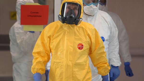  Президент РФ Владимир Путин во время посещения больницы, предназначенной для пациентов с подозрением на коронавирус, в московском посёлке Коммунарка - Sputnik Армения