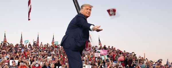 Президент США Дональд Трамп бросает маски своим сторонникам на на митинге Сделаем Америку снова великой  - Sputnik Армения