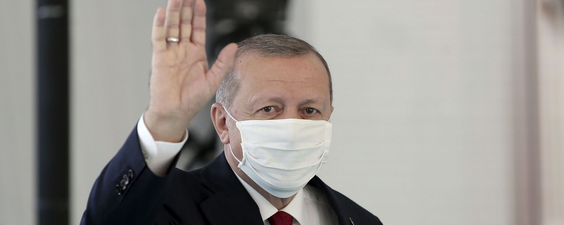 Президент Турции Реджеп Тайип Эрдоган в защитной медицинской маске в одном из госпиталей Стамбула - Sputnik Արմենիա, 1920, 19.05.2021