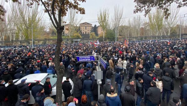 Сторонники оппозиции перед зданием Национального собрания Армении (9 декабря 2020). Еревaн - Sputnik Армения