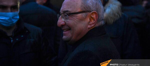 Единый оппозиционный кандидат в премьер-министры Вазген Манукян после митинга возле здания Национального собрания (9 декабря 2020). Еревaн - Sputnik Արմենիա