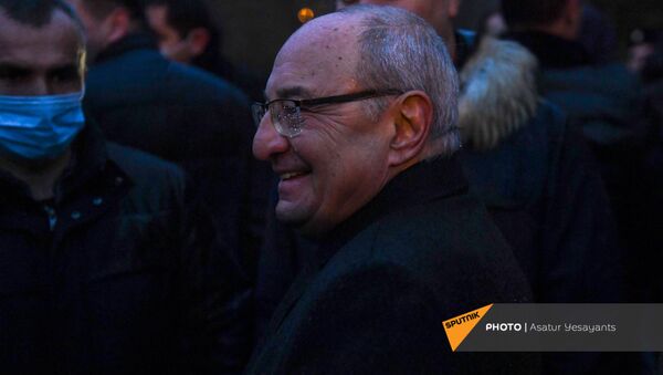 Единый оппозиционный кандидат в премьер-министры Вазген Манукян после митинга возле здания Национального собрания (9 декабря 2020). Еревaн - Sputnik Արմենիա