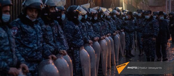 Полицейский кордон перед зданием Национального собрания Армении во время митинга оппозиции (9 декабря 2020). Еревaн - Sputnik Արմենիա